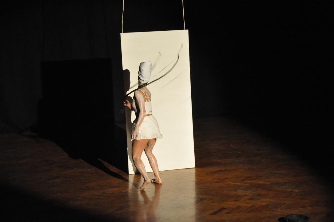 Fig. 1. Jeannette Ehlers, Whip It Good, 2013. Performance. Foto: Wagner Carvalho. Med venlig tilladelse af kunstneren og Alanna Lockward, Art Labour Archives.