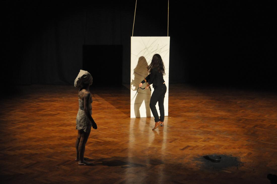 Fig. 2. Jeannette Ehlers, Whip It Good, 2013. Publikummer deltager i performancen. Foto: Wagner Carvalho. Med venlig tilladelse af kunstneren og Alanna Lockward, Art Labour Archives.