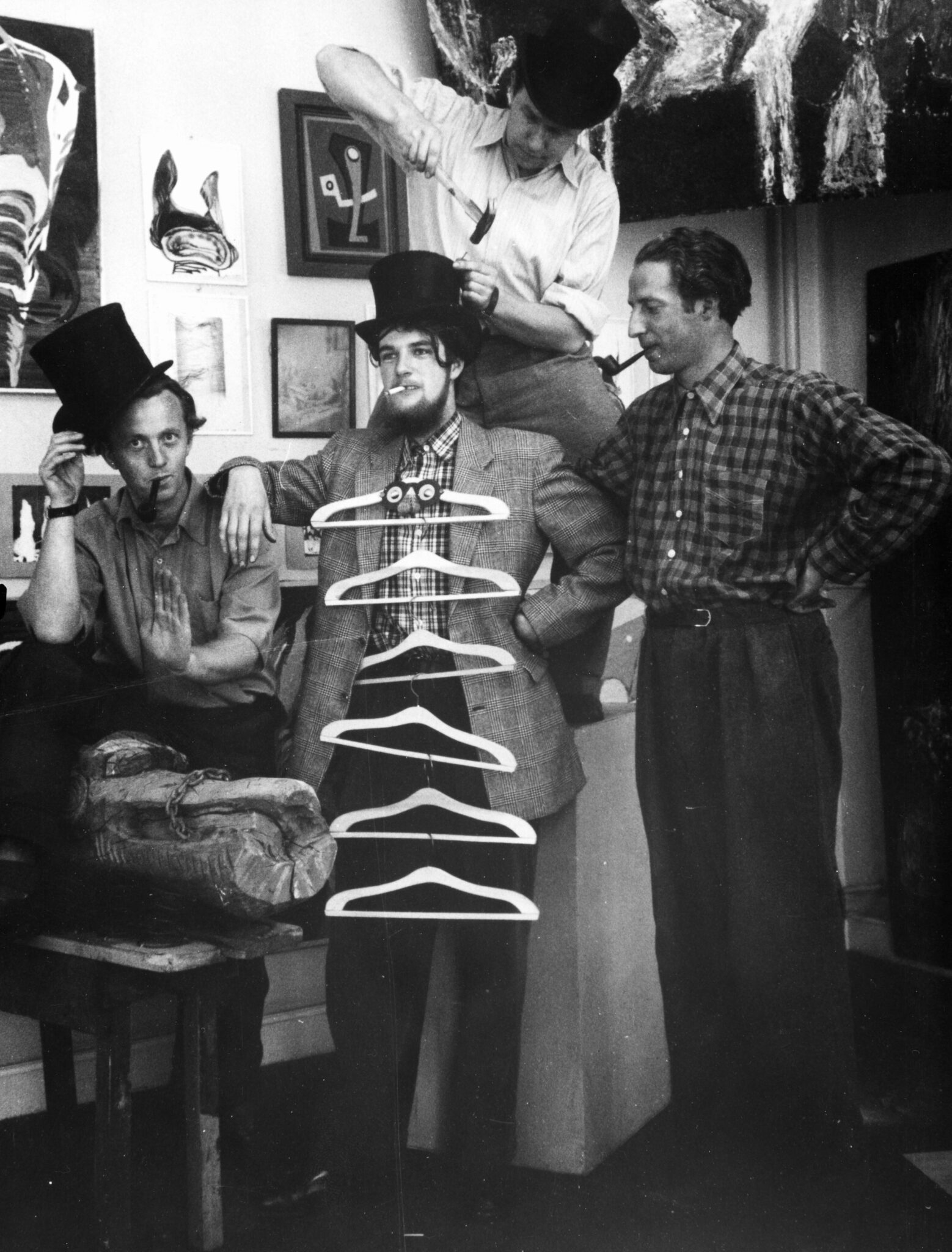 Linien II fotograferet i deres første fællesudstilling i Tokanten i København, 1947. Fra venstre: Ib Geertsen, Richard Winther, Bamse Kragh-Jacobsen (øverst), Niels Macholm. Foto: Vittus Nielsen, Scanpix.