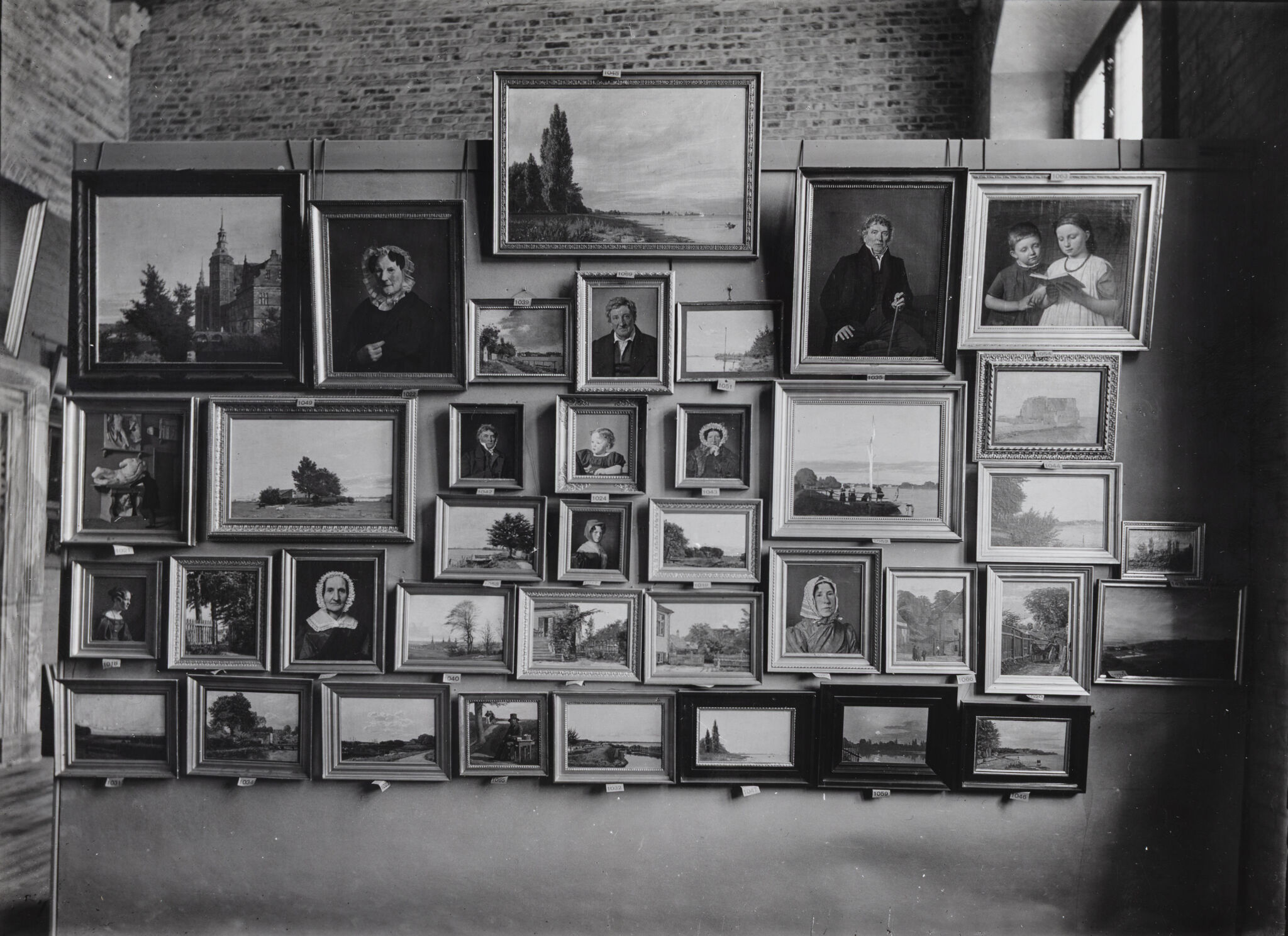 Fig. 21. Udvalget af Købkes malerier på Rådudstillingen i 1901. Fotografi tilhørende Den Kgl. Malerisamlings arkiv, Statens Museum for Kunst.